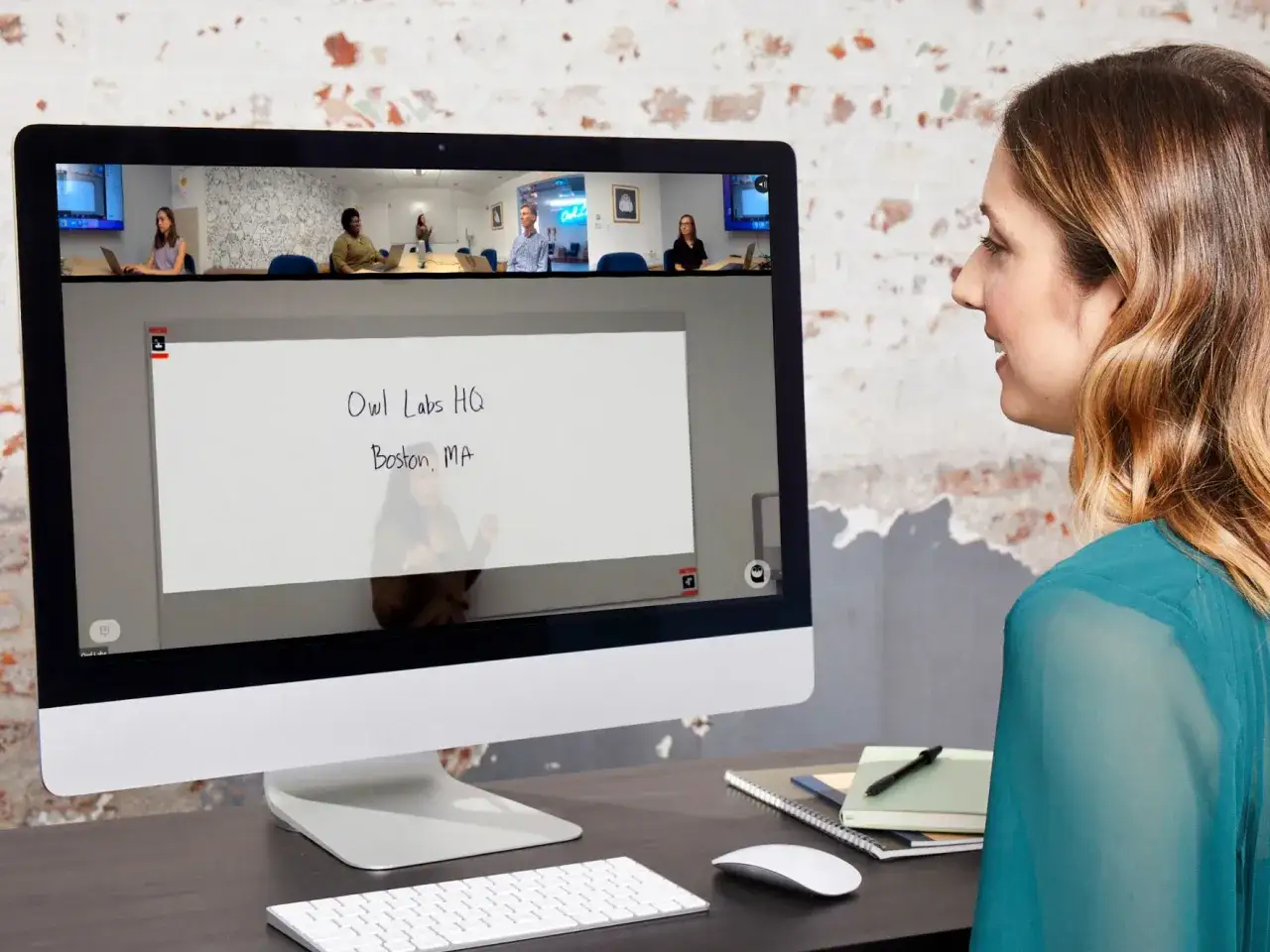 Vrouw neemt deel aan een online vergadering, waarbij de focus ligt op het ontwikkelen van soft skills door effectieve communicatie en samenwerking op afstand.