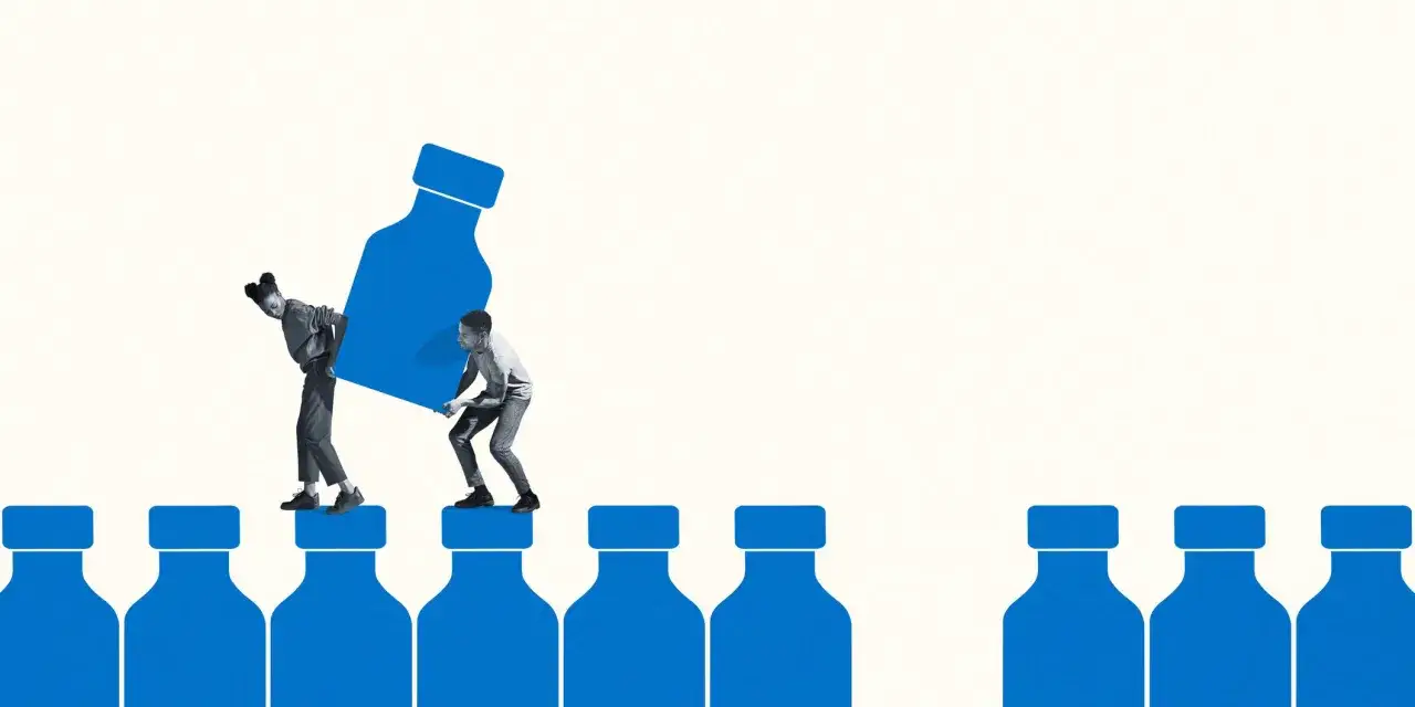 Twee mensen dragen een grote blauwe fles, wat het delegeren betekenis van taken illustreert.