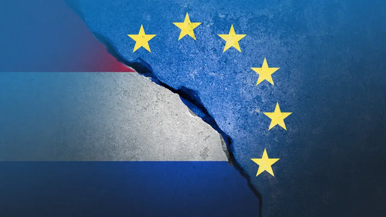 Gespleten vlaggen van Nederland en de EU, symboliseren de discussie over wat is soevereiniteit.