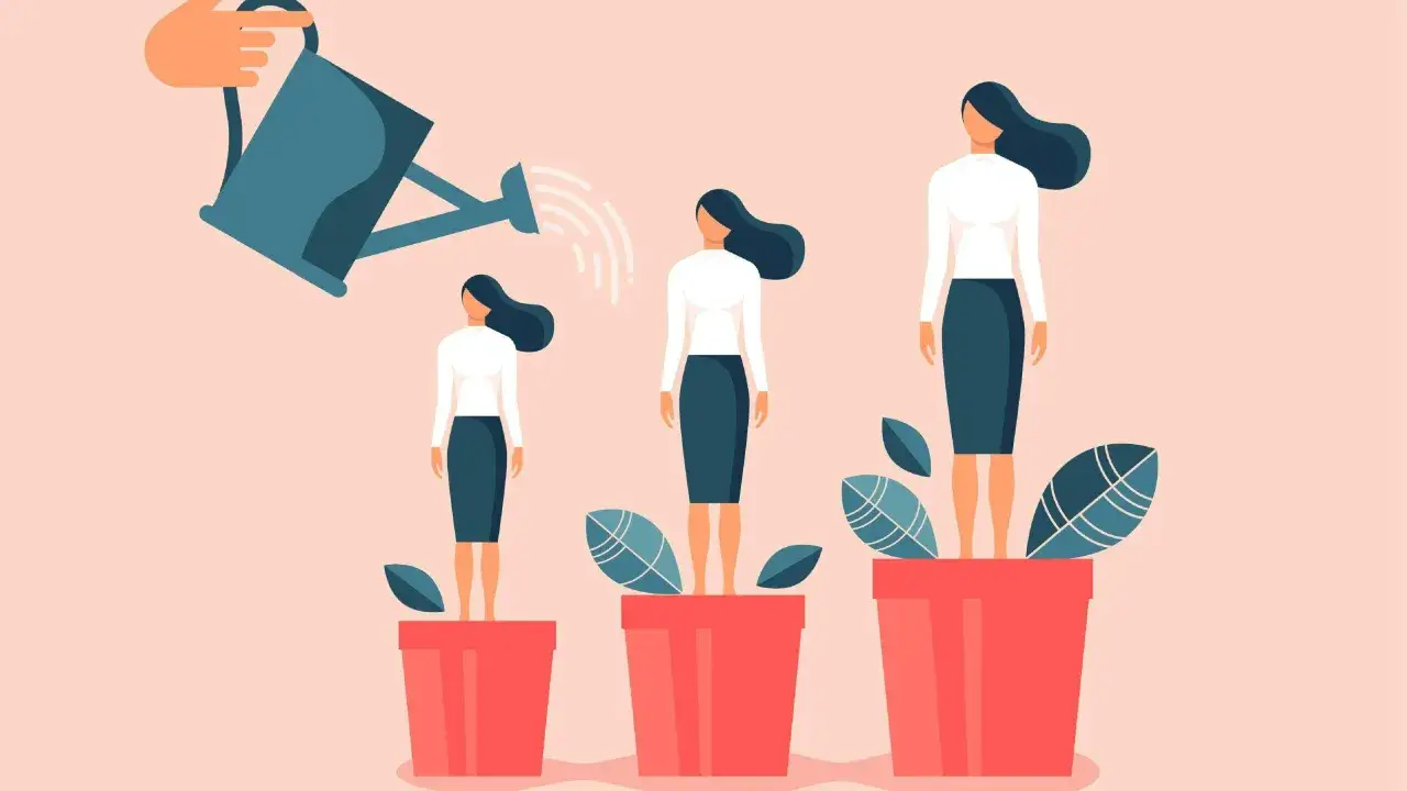 Een hand giet water op drie vrouwen in potten, die groeien van klein naar groot. Dit symboliseert hoe hard werken leidt tot groei en succes.