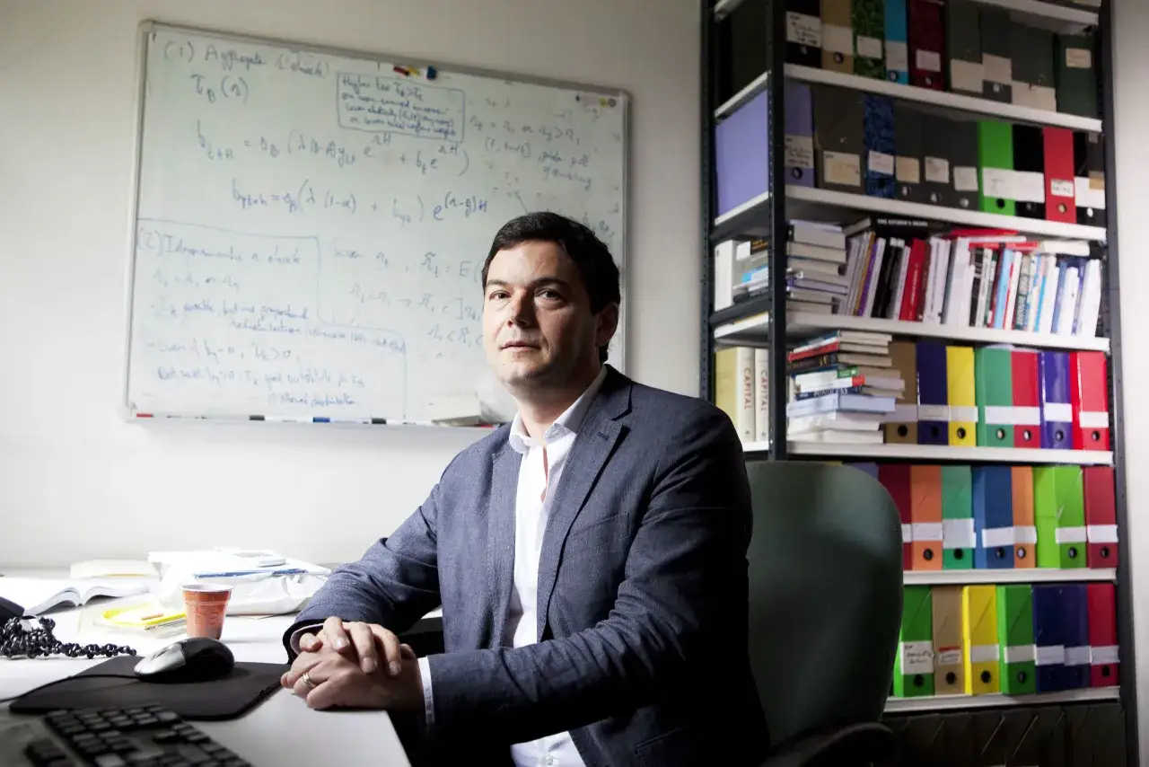 Economist Thomas Piketty in zijn kantoor, omringd door boeken en een whiteboard vol formules.