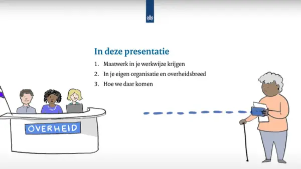 Een oudere vrouw met een wandelstok ontvangt post. De overheid, met drie medewerkers achter een balie, biedt hierbij discretionaire ruimte.