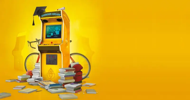 Een arcadekast met een afstudeerhoed en diploma, omringd door boeken, een fiets en een basketbal. Dit symboliseert game based learning.